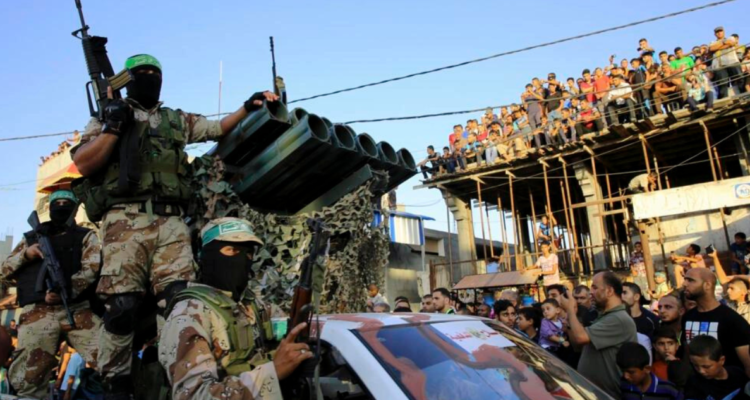 Miembros palestinos enmascarados de las Brigadas Izzedine al-Qassam, ala militar de Hamás