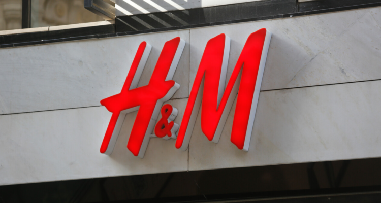 H&M retira anuncio publicitario en Australia tras recibir críticas por sexualizar a niñas