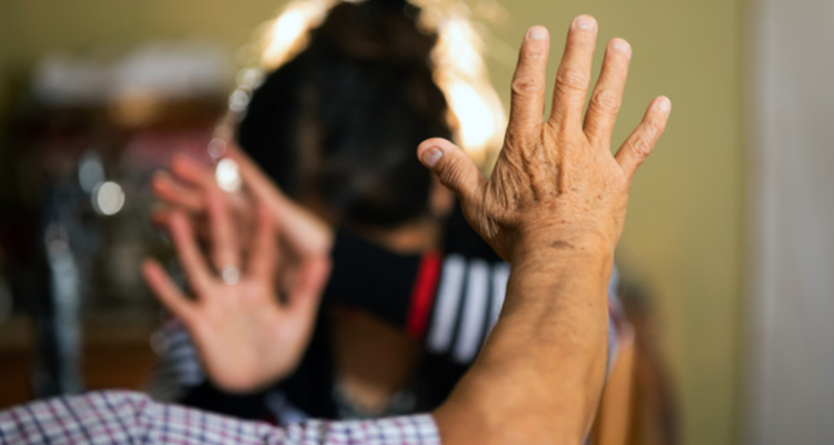 hombre intenta asfixiar a pareja