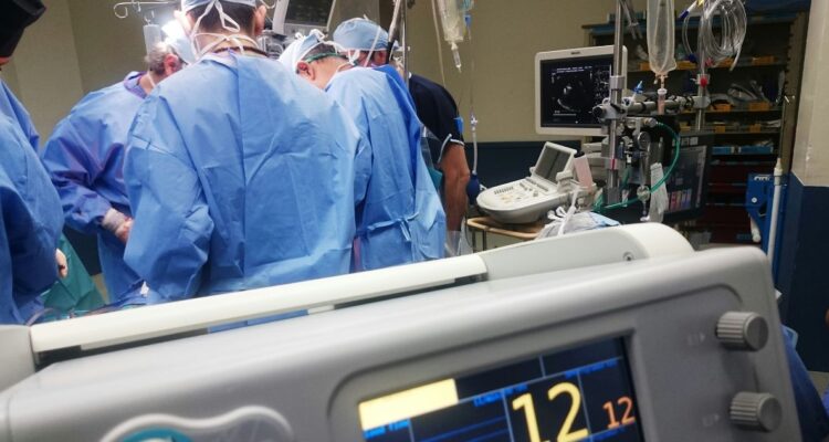 Lleva 7 años con licencia: mujer presentó querella por negligencia médica en operación de columna