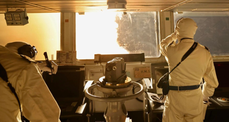 Puente de mando del HMS Diamond, en el Mar Rojo