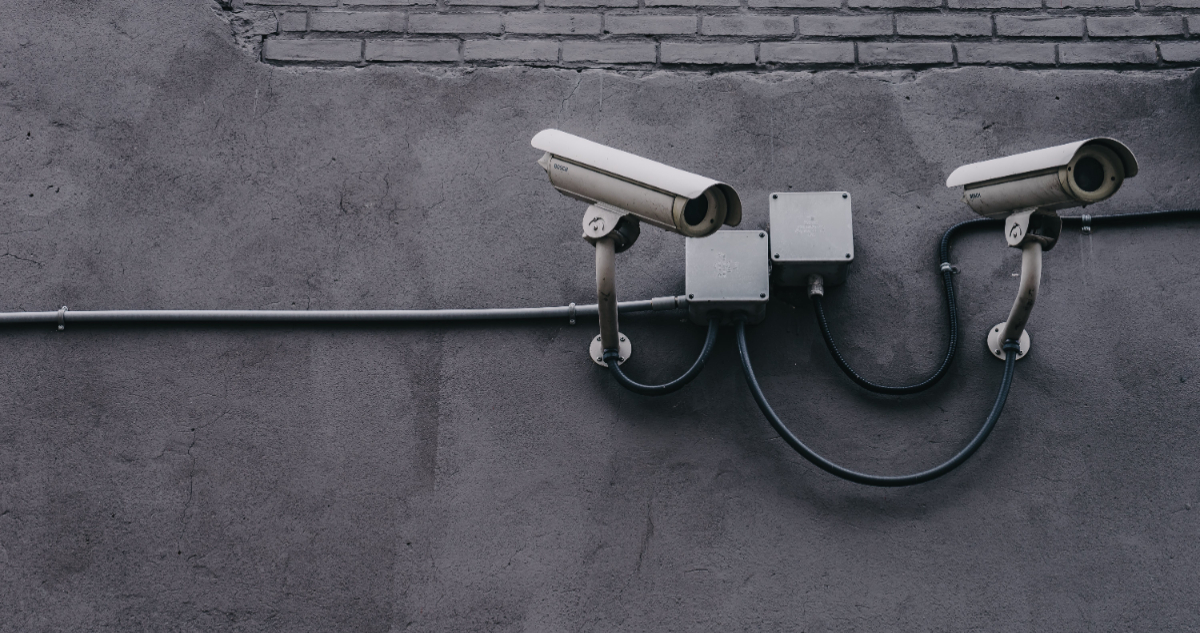 Italia aplicó multa histórica a una ciudad por usar IA para vigilar calles: violó protección de datos