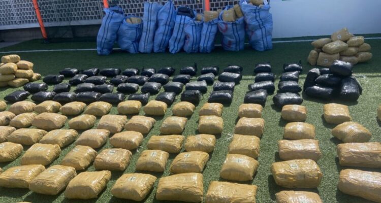 Incautan 835 kilos de droga luego que conductores se fugaran de control vehicular en Socaire