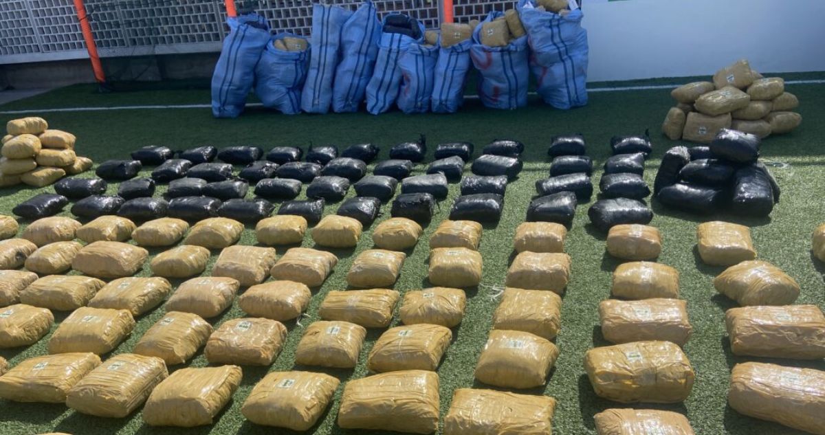 Incautan 835 kilos de droga luego que conductores se fugaran de control vehicular en Socaire