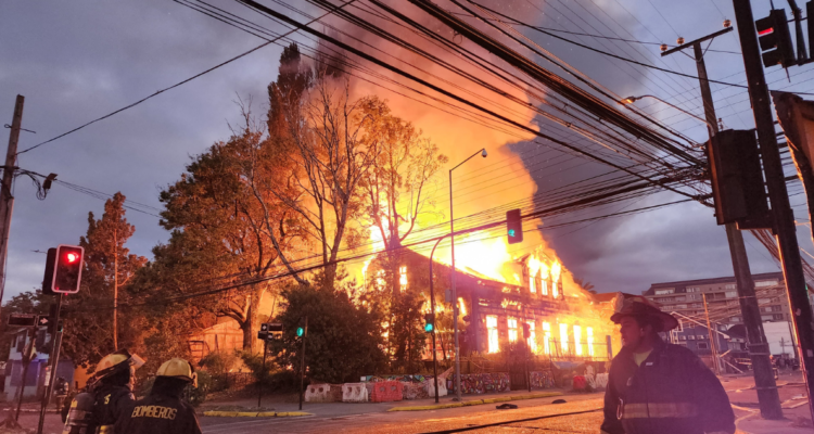 Incendio destruye café La Última Frontera y tienda La Manzana en Valdivia