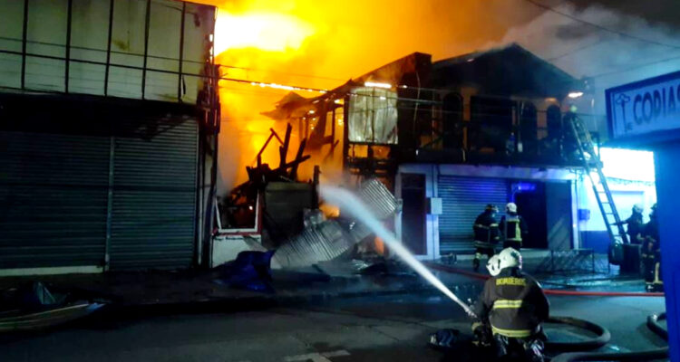 Incendio arrasa con cinco locales comerciales en el centro de Valdivia