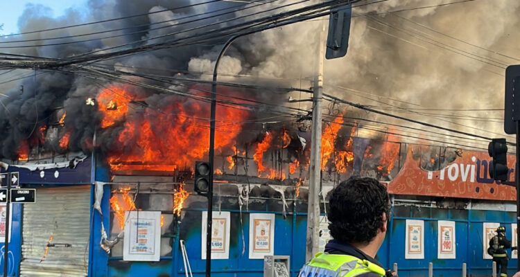 Incendio destruye por completo a supermercado en el centro de Viña del Mar y afecta otros 7 locales
