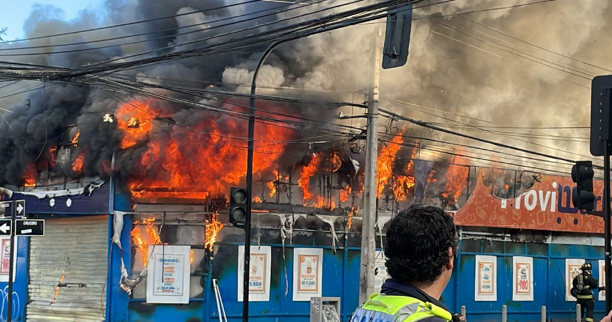 Incendio destruye por completo a supermercado en el centro de Viña del Mar y afecta otros 7 locales