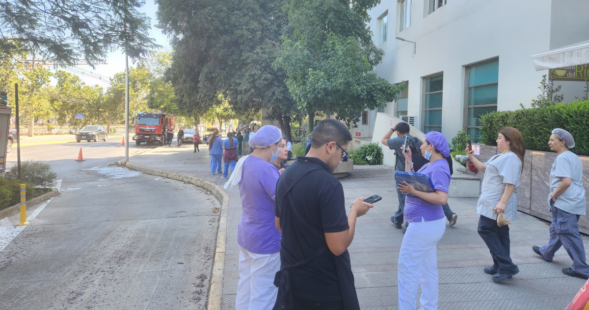 Se registra incendio al interior de clínica Santa María en Providencia: ya fue controlado