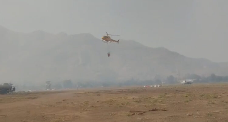 Declaran alerta roja y amarilla por incendio forestal que afecta a Pudahuel y Curacaví