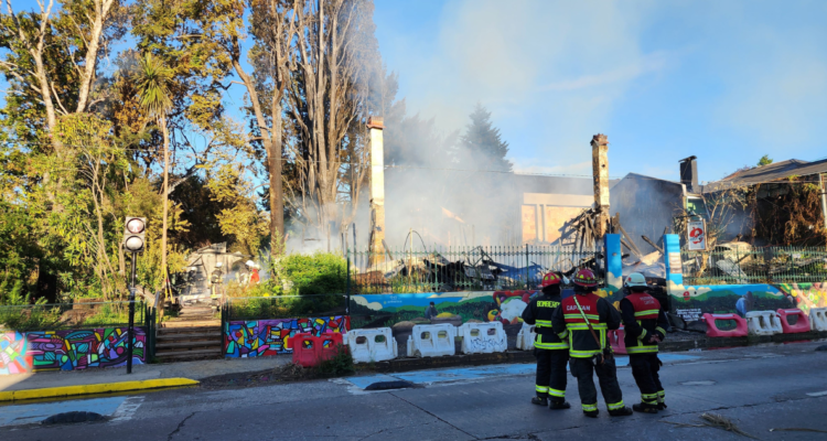 Dueña de La Última Frontera denuncia que extrabajador provocó incendio que destruyó café en Valdivia
