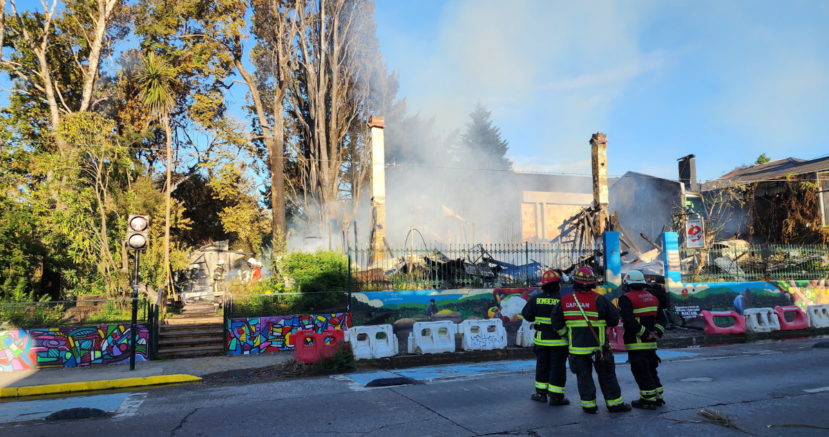 Dueña de La Última Frontera denuncia que extrabajador provocó incendio que destruyó café en Valdivia