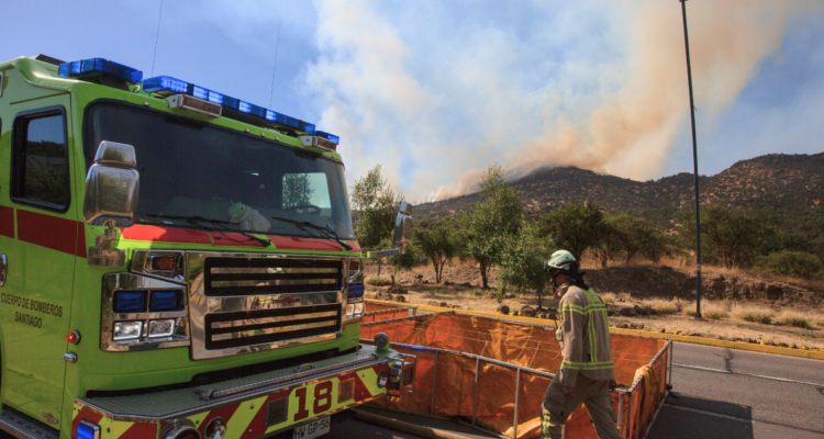 Incendio en Pie Andino ha consumido 900 hectáreas. Imagen muestra trabajo de Bomberos y brigadistas.