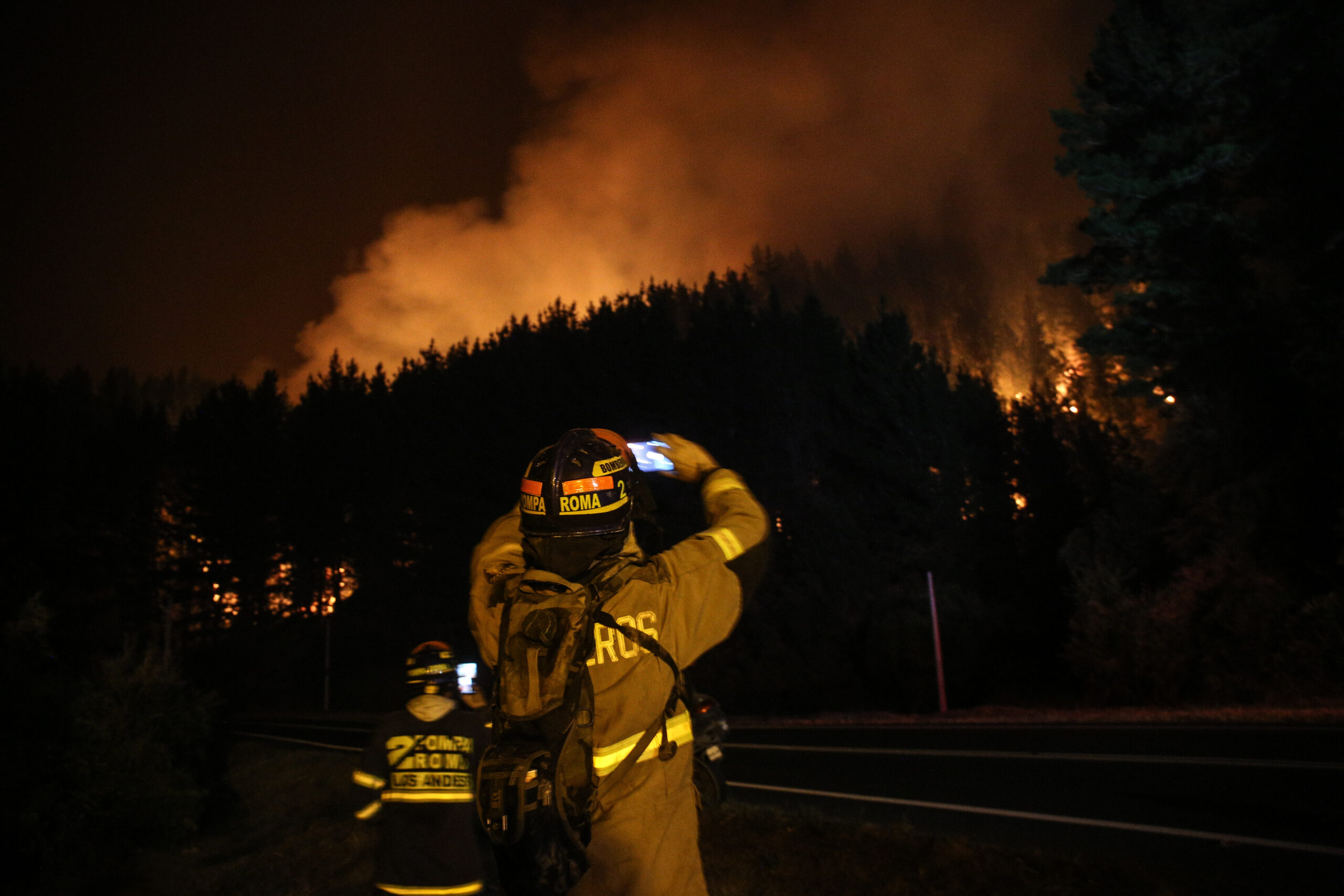 Imagen nocturna tomada durante el incendio forestal que afectó a Santa Juana durante febrero de 2023. 