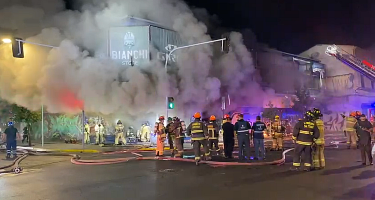 Más de 100 voluntarios controlan incendio que afectó a local de bicicletas en Santiago