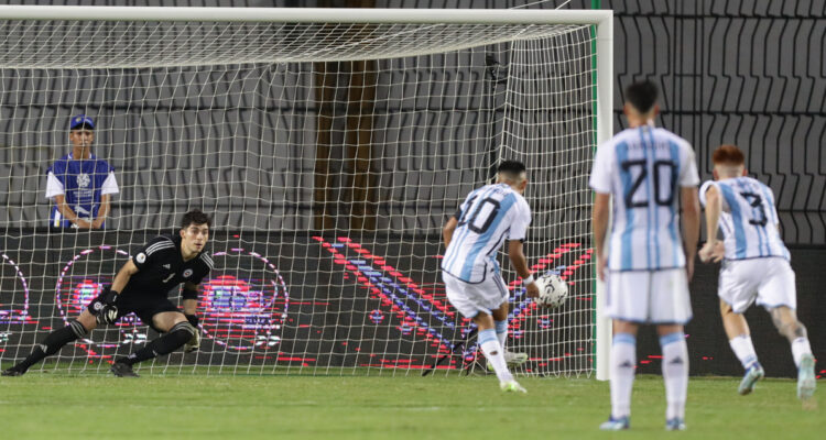 Argentina aumentó sobre Chile mediante penal.