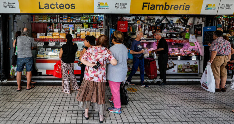 Clientes realizan sus compras el 5 de enero de 2024 en Buenos Aires (Argentina)