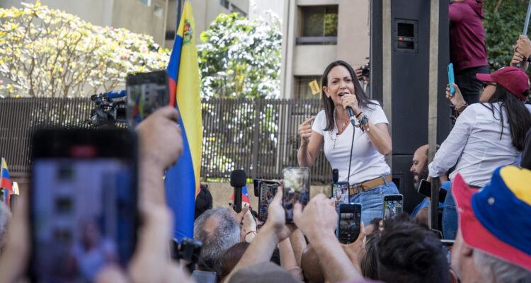 Parlamentarios RN y Demócratas condenan inhabilitación de Corina Machado: piden al Gobierno sumarse