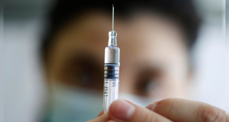 una aguja con líquido adentro