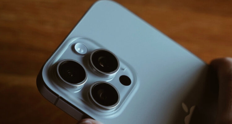 Filtran supuesto prototipo del iPhone 16: su pantalla sería más amplia y tendría un nuevo botón