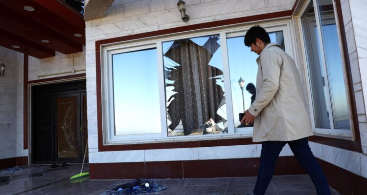 Inspección en una casa tras un ataque con misiles nocturno contra la ciudad de Erbil, en el norte de Irak