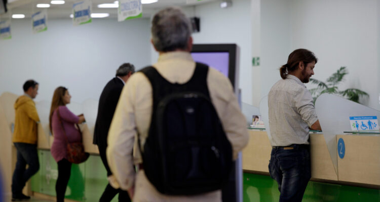 Saqueo “inaceptable” al bolsillo: Isapres aplicarían alzas de hasta 41% y llaman a aclarar situación