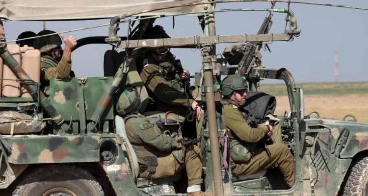 Soldados israelíes transitan por una zona cercana a la frontera con el sur de Gaza