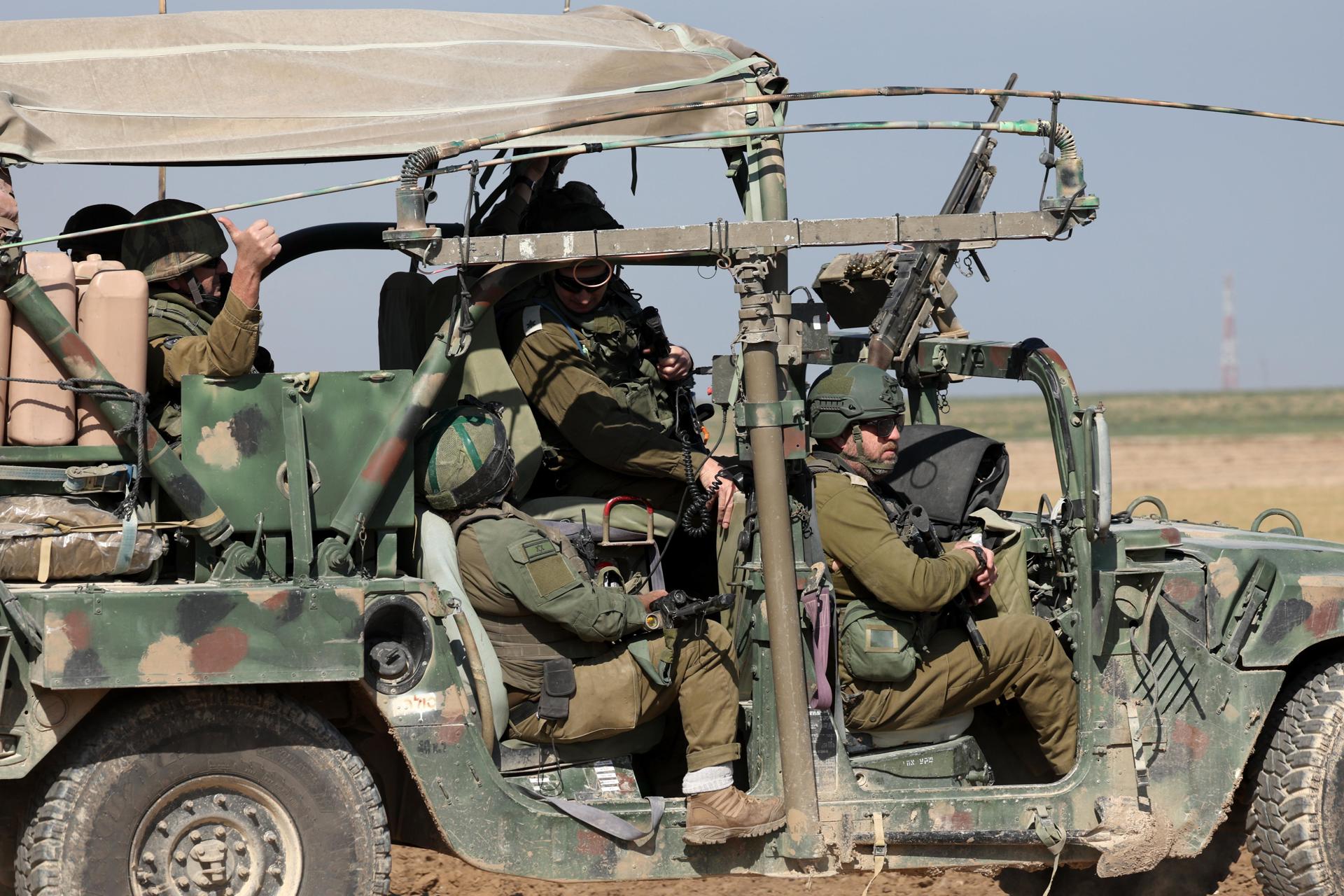 Soldados israelíes transitan por una zona cercana a la frontera con el sur de Gaza