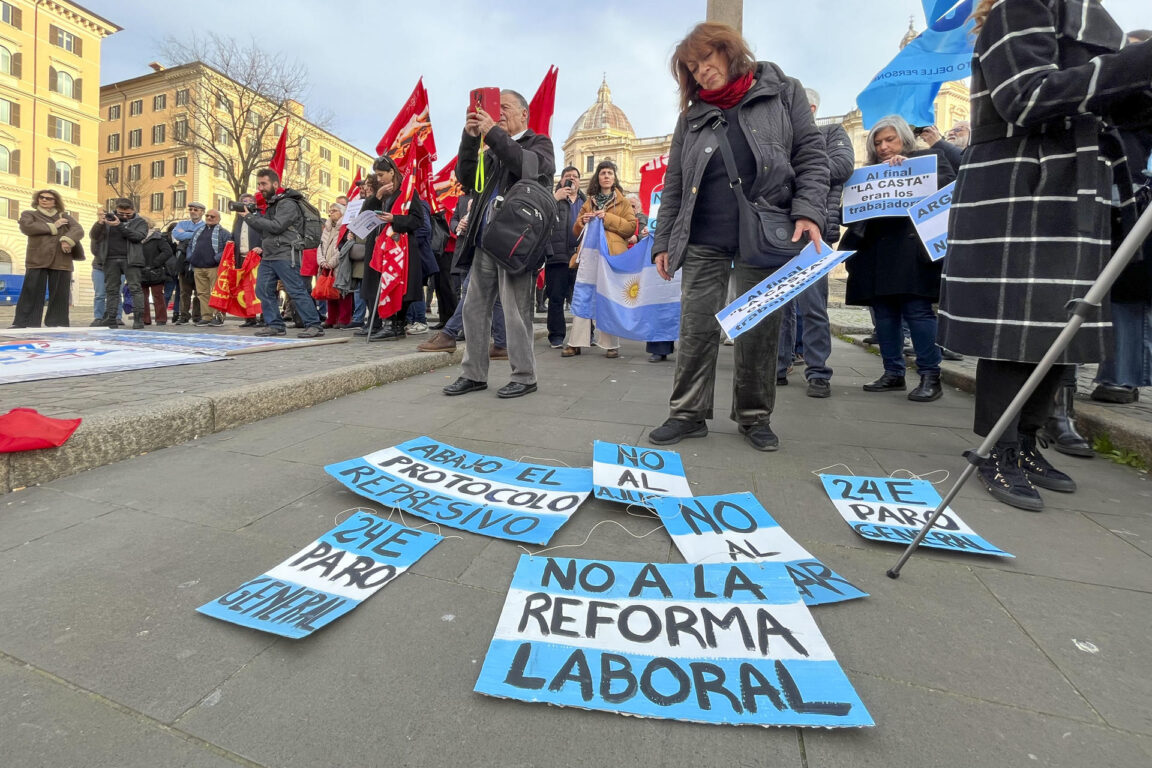 Vista de la concentración en Roma en apoyo de la jornada de huelga general en Argentina 