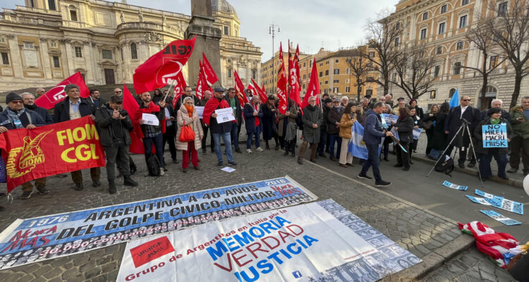 Vista de la concentración en Roma en apoyo de la jornada de huelga general en Argentina