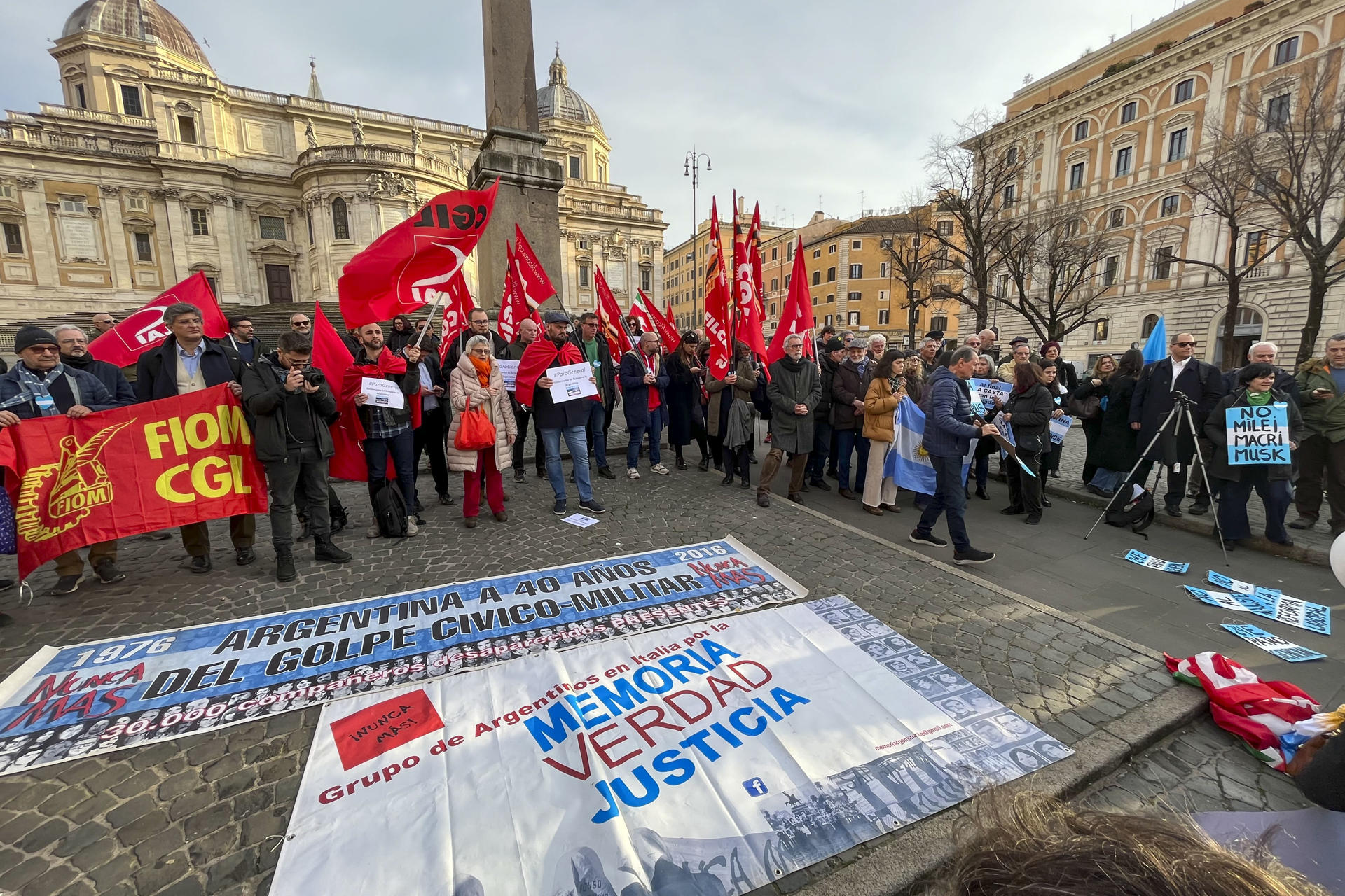 Vista de la concentración en Roma en apoyo de la jornada de huelga general en Argentina