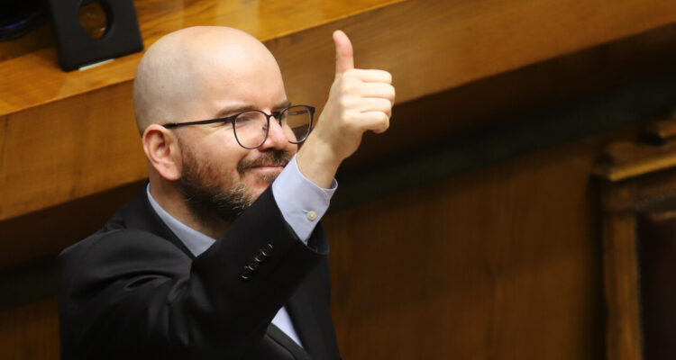 La arremetida judicial de Jackson contra la UDI, Espinoza y empresario, por vincularlo con Convenios