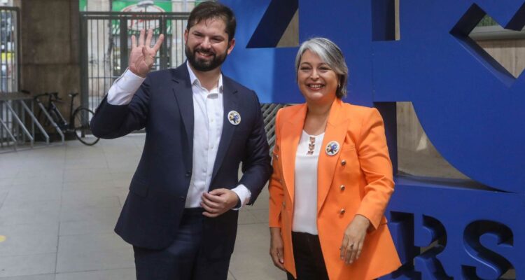 Ministra Jara desmiente Boric haya autorizado reunión con Zalaquett: “La responsabilidad es mía”