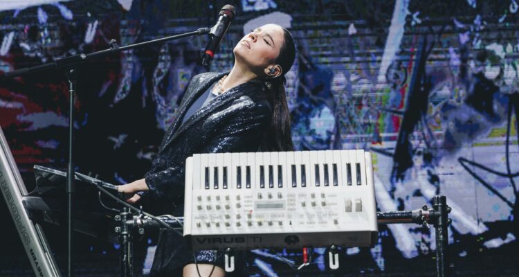 Javiera Mena tocando instrumento