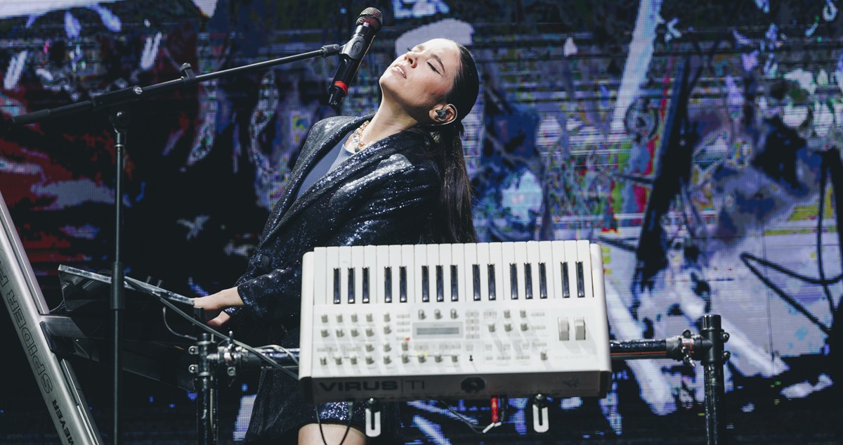 Javiera Mena tocando instrumento