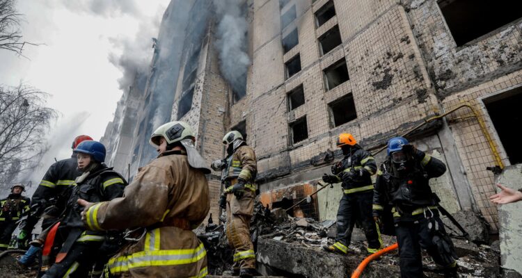Bomberos extinguen las llamas tras el impacto de un misil en Kiev