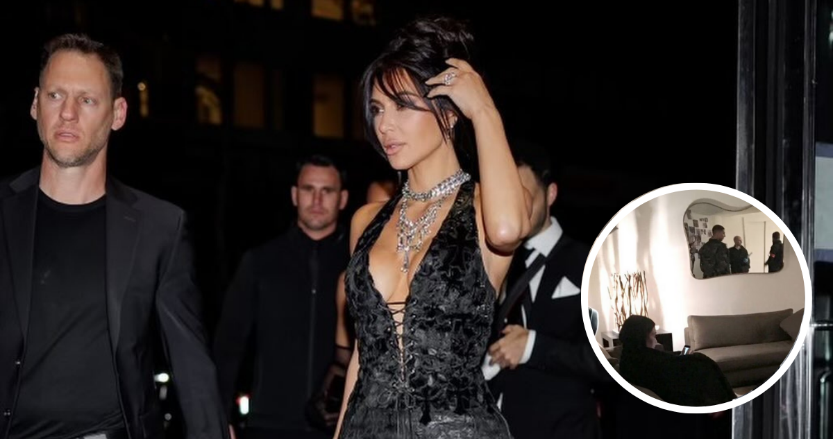 Kim Kardashian en la salida de un hotel en referencia al robo que sufrió en París el 2016