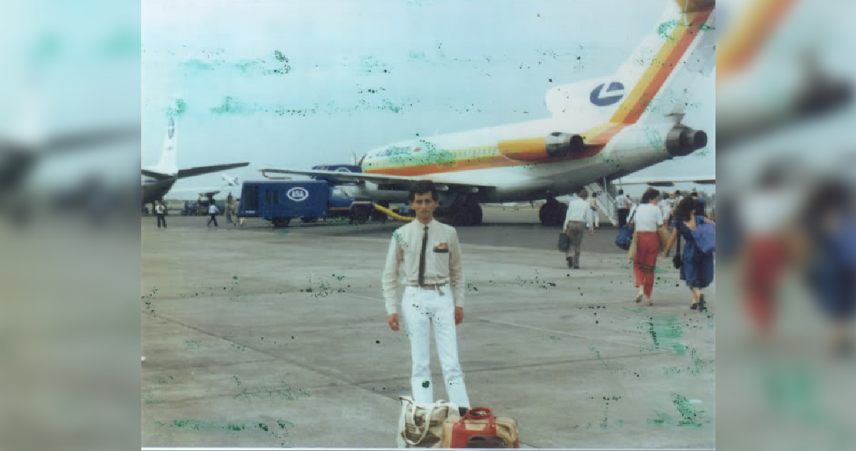 Avión de Ladeco, al frente, una persona con dos bolsos