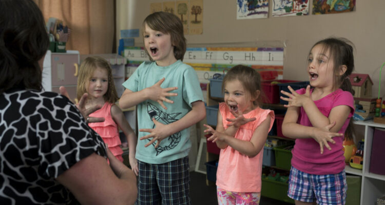 Científicos descubren un sistema de comunicación universal y no verbal que usan los humanos