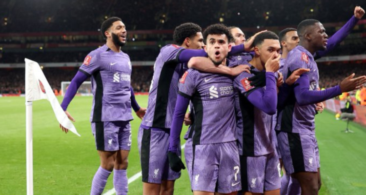 Liverpool desata los temores de Arsenal en Inglaterra.