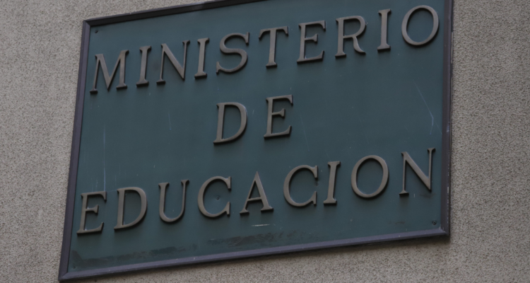 Frontis del Mineduc por empresa en Los Ríos