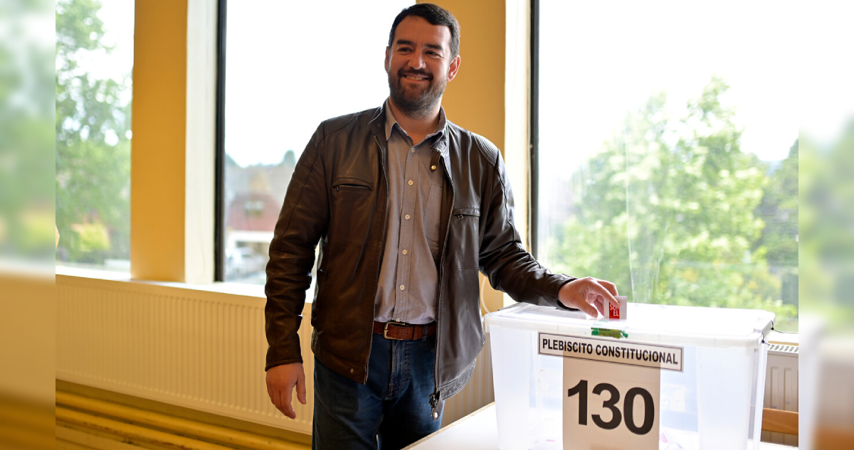 Gobernador Luciano Rivas llega a su local de votación, durante el Plebiscito Constitucional 2023