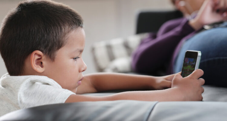 ¿A qué edad se le debería regalar el primer celular a un niño?