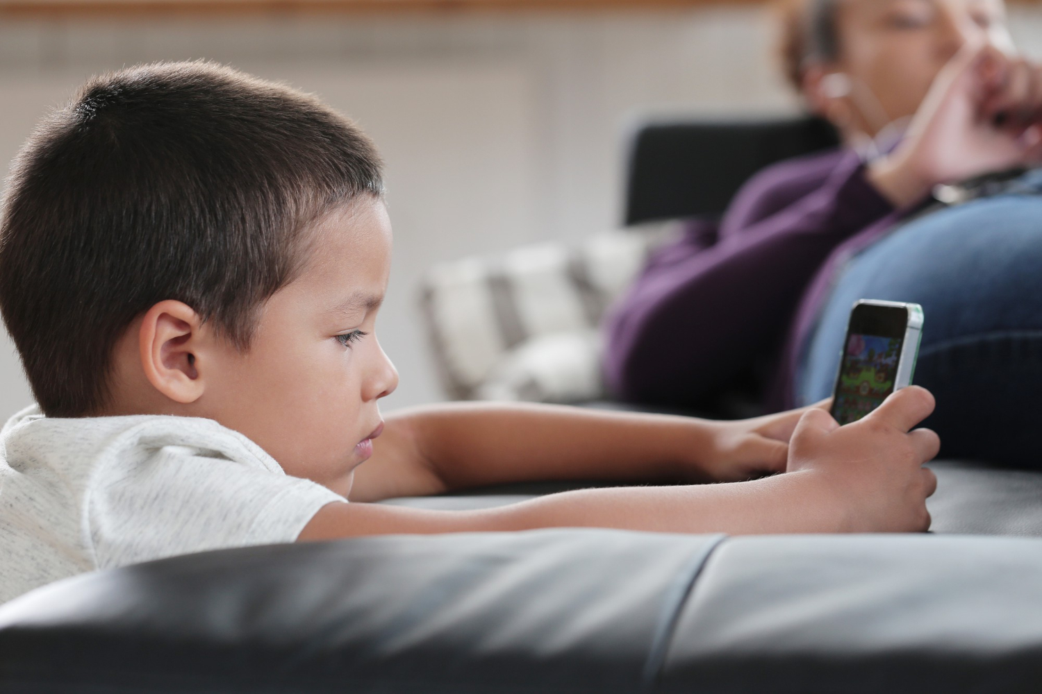 ¿A qué edad se le debería regalar el primer celular a un niño?
