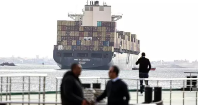 Contexto | Un carguero cruza el canal de Suez, vía de acceso al mar Rojo