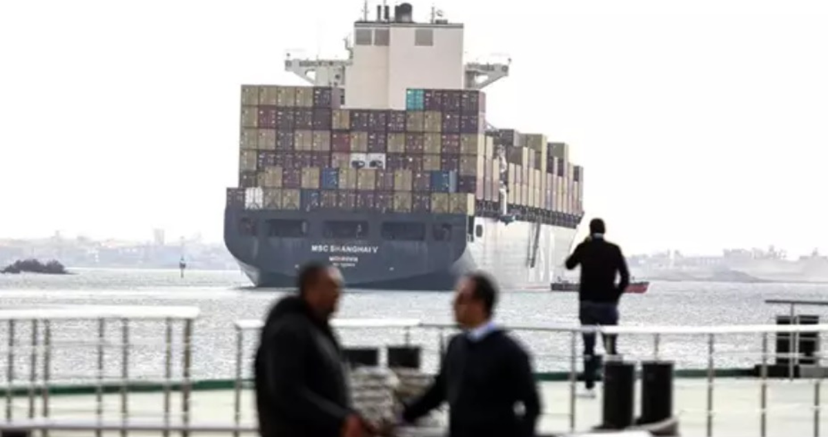 Contexto | Un carguero cruza el canal de Suez, vía de acceso al mar Rojo