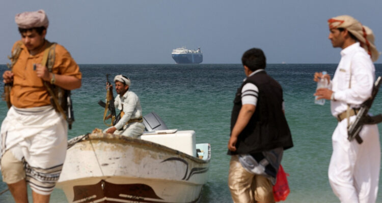 Marina británica reporta nuevo impacto de misil contra embarcación en las costas de Yemen