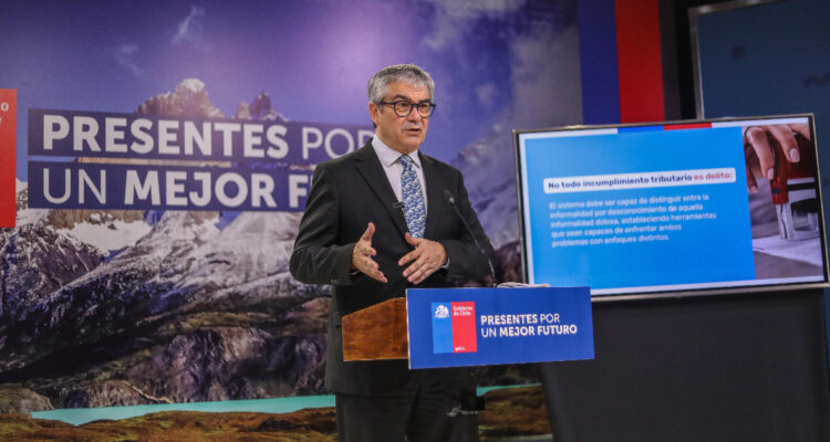 Gobierno presenta proyecto para mejorar cumplimiento del pago de impuestos: apunta a financiar la PGU