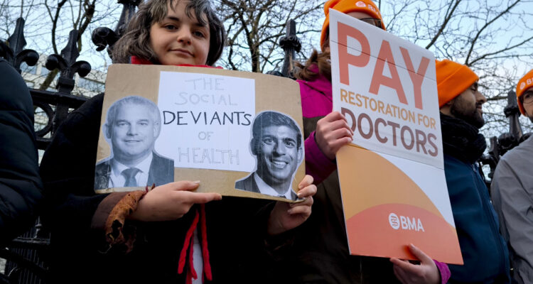 Los médicos residentes en Inglaterra iniciaron este miércoles una huelga