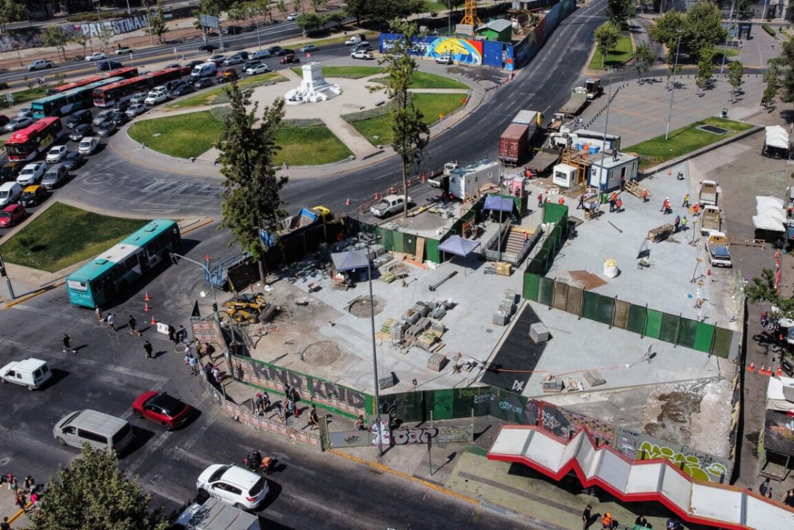 Metro reabrirá acceso principal a Baquedano: zócalo del "Jardín de la Resistencia" desapareció